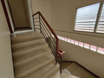 SPACIOUS 3-BR TOWNHOUSE - JUST 6 MINUTES WALK TO SAROSA HOTEL MABOLO