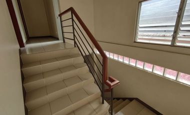 SPACIOUS 3-BR TOWNHOUSE - JUST 6 MINUTES WALK TO SAROSA HOTEL MABOLO