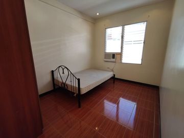 SPACIOUS 3-BR TOWNHOUSE - JUST 6 MINUTES WALK TO SAROSA HOTEL MABOLO