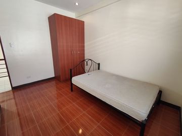SPACIOUS 3-BR TOWNHOUSE - JUST 6 MINUTES WALK TO SAROSA HOTEL MABOLO