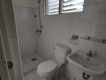 SPACIOUS 3-BR TOWNHOUSE - JUST 6 MINUTES WALK TO SAROSA HOTEL MABOLO