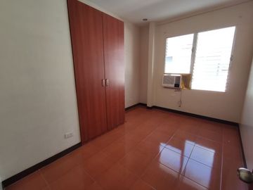 SPACIOUS 3-BR TOWNHOUSE - JUST 6 MINUTES WALK TO SAROSA HOTEL MABOLO