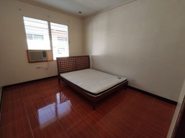SPACIOUS 3-BR TOWNHOUSE - JUST 6 MINUTES WALK TO SAROSA HOTEL MABOLO