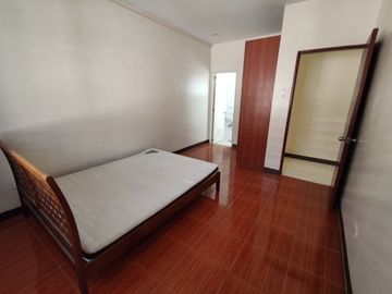 SPACIOUS 3-BR TOWNHOUSE - JUST 6 MINUTES WALK TO SAROSA HOTEL MABOLO