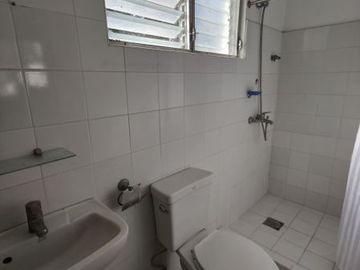 SPACIOUS 3-BR TOWNHOUSE - JUST 6 MINUTES WALK TO SAROSA HOTEL MABOLO