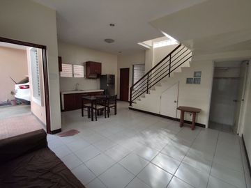 SPACIOUS 3-BR TOWNHOUSE - JUST 6 MINUTES WALK TO SAROSA HOTEL MABOLO
