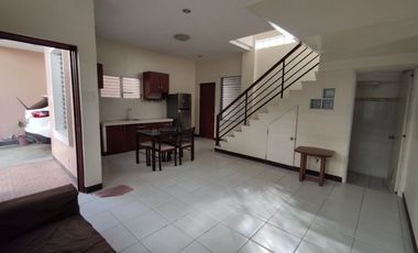SPACIOUS 3-BR TOWNHOUSE - JUST 6 MINUTES WALK TO SAROSA HOTEL MABOLO