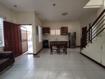 SPACIOUS 3-BR TOWNHOUSE - JUST 6 MINUTES WALK TO SAROSA HOTEL MABOLO