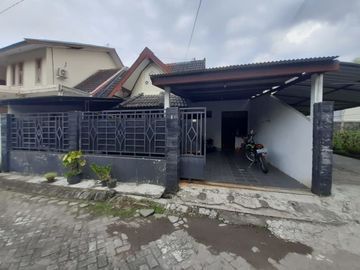 Rumah minimalis di kawasan perumahan di jalan palagan km 5