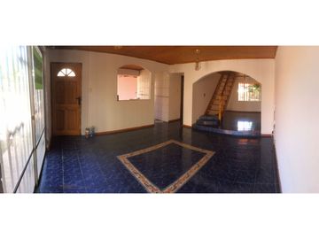Casa de dos pisos en Santa Teresita de Colín. Talca, Chile.