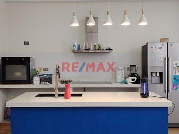 🏡 Esta exclusiva casa en condominio te espera con espacios modernos y amplios, distribuidos en 3 pisos. Con un área de terreno de 160.00 m2 y una cons