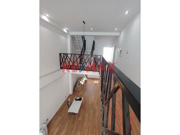 🏡 Esta exclusiva casa en condominio te espera con espacios modernos y amplios, distribuidos en 3 pisos. Con un área de terreno de 160.00 m2 y una cons
