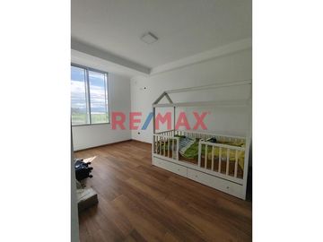 🏡 Esta exclusiva casa en condominio te espera con espacios modernos y amplios, distribuidos en 3 pisos. Con un área de terreno de 160.00 m2 y una cons
