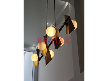 🏡 Esta exclusiva casa en condominio te espera con espacios modernos y amplios, distribuidos en 3 pisos. Con un área de terreno de 160.00 m2 y una cons