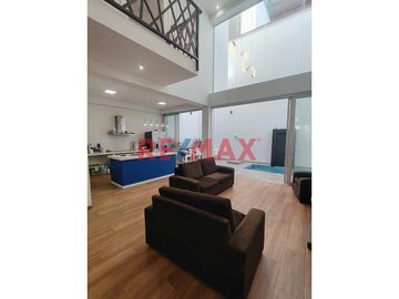 🏡 Esta exclusiva casa en condominio te espera con espacios modernos y amplios, distribuidos en 3 pisos. Con un área de terreno de 160.00 m2 y una cons
