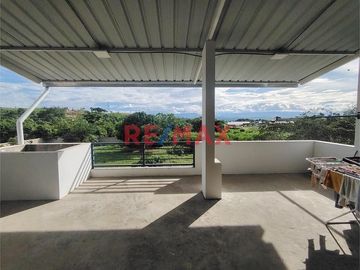 🏡 Esta exclusiva casa en condominio te espera con espacios modernos y amplios, distribuidos en 3 pisos. Con un área de terreno de 160.00 m2 y una cons