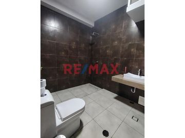 🏡 Esta exclusiva casa en condominio te espera con espacios modernos y amplios, distribuidos en 3 pisos. Con un área de terreno de 160.00 m2 y una cons
