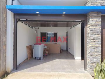 🏡 Esta exclusiva casa en condominio te espera con espacios modernos y amplios, distribuidos en 3 pisos. Con un área de terreno de 160.00 m2 y una cons