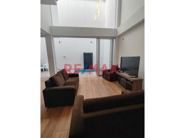 🏡 Esta exclusiva casa en condominio te espera con espacios modernos y amplios, distribuidos en 3 pisos. Con un área de terreno de 160.00 m2 y una cons