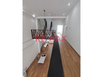 🏡 Esta exclusiva casa en condominio te espera con espacios modernos y amplios, distribuidos en 3 pisos. Con un área de terreno de 160.00 m2 y una cons