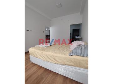 🏡 Esta exclusiva casa en condominio te espera con espacios modernos y amplios, distribuidos en 3 pisos. Con un área de terreno de 160.00 m2 y una cons