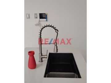 🏡 Esta exclusiva casa en condominio te espera con espacios modernos y amplios, distribuidos en 3 pisos. Con un área de terreno de 160.00 m2 y una cons