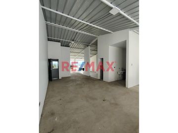 🏡 Esta exclusiva casa en condominio te espera con espacios modernos y amplios, distribuidos en 3 pisos. Con un área de terreno de 160.00 m2 y una cons