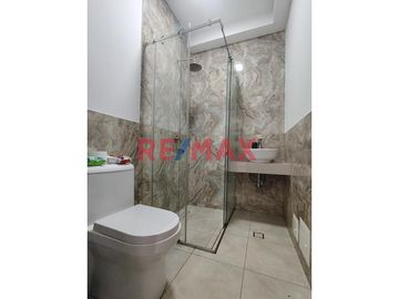 🏡 Esta exclusiva casa en condominio te espera con espacios modernos y amplios, distribuidos en 3 pisos. Con un área de terreno de 160.00 m2 y una cons