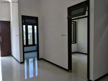 Rumah di Manyar kartika Timur Listrik 2200 watt