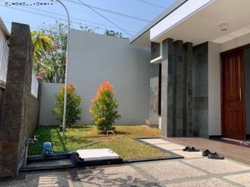 Rumah di Manyar kartika Timur Listrik 2200 watt