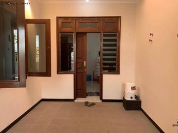 Rumah di Manyar kartika Timur Listrik 2200 watt