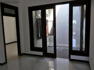 Rumah di Manyar kartika Timur Listrik 2200 watt