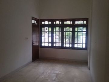 Disewakan Rumah Hunian Asri Dan Tenang Di Jl. Tenggilis Timur Dalam, Surabaya