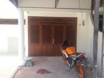 Disewakan Rumah Hunian Asri Dan Tenang Di Jl. Tenggilis Timur Dalam, Surabaya