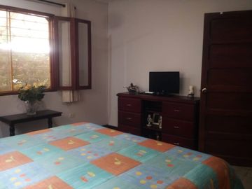 VENDO HERMOSA CASA , AMPLIA, FRESCA  CON PATIO HERMOSO