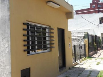 CASA  con 2 DEPTOs 2 AMB C/COCHERA M CORONADO Oportunidad