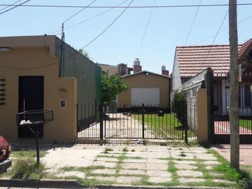 CASA  con 2 DEPTOs 2 AMB C/COCHERA M CORONADO Oportunidad