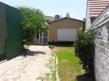 CASA  con 2 DEPTOs 2 AMB C/COCHERA M CORONADO Oportunidad