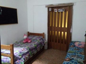 CASA  con 2 DEPTOs 2 AMB C/COCHERA M CORONADO Oportunidad