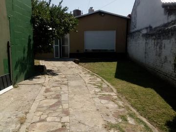 CASA  con 2 DEPTOs 2 AMB C/COCHERA M CORONADO Oportunidad