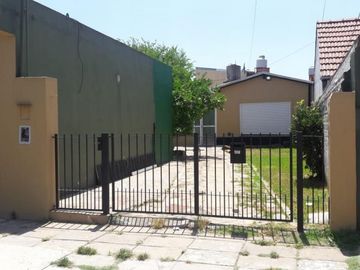 CASA  con 2 DEPTOs 2 AMB C/COCHERA M CORONADO Oportunidad