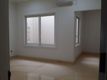 Rumah 3 Lantai Sangat Baru Dan Cantik Lokasi Di Pondok Indah