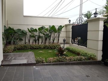 Rumah 3 Lantai Sangat Baru Dan Cantik Lokasi Di Pondok Indah