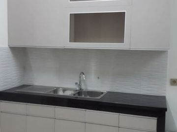 Rumah 3 Lantai Sangat Baru Dan Cantik Lokasi Di Pondok Indah