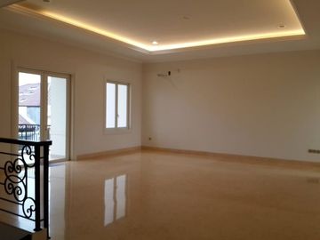 Rumah 3 Lantai Sangat Baru Dan Cantik Lokasi Di Pondok Indah