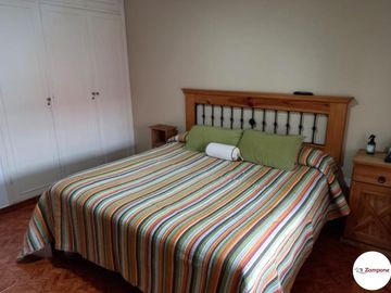 Casa en 3 plantas   4 Dorm 1 en suite con Vestidor.   Parrilla/ Pileta.  IMPERDIBLE !!!