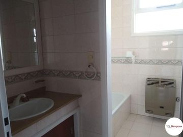 Casa en 3 plantas   4 Dorm 1 en suite con Vestidor.   Parrilla/ Pileta.  IMPERDIBLE !!!