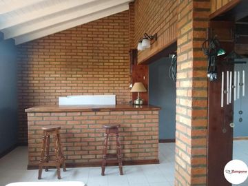 Casa en 3 plantas   4 Dorm 1 en suite con Vestidor.   Parrilla/ Pileta.  IMPERDIBLE !!!