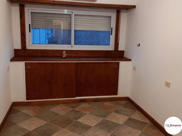 Casa en 3 plantas   4 Dorm 1 en suite con Vestidor.   Parrilla/ Pileta.  IMPERDIBLE !!!