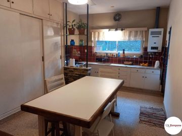 Casa en 3 plantas   4 Dorm 1 en suite con Vestidor.   Parrilla/ Pileta.  IMPERDIBLE !!!